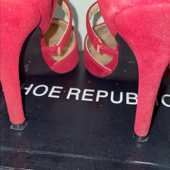 Red High Heeled Pumps with T-Strap Design and Pointed Toe (8) - Picture 8 of 11